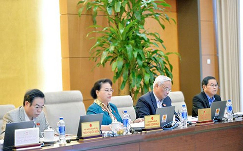 國會主席阮氏金銀(左二)對《都市發展管理法》草案提意見。（圖源：Quochoi.vn）