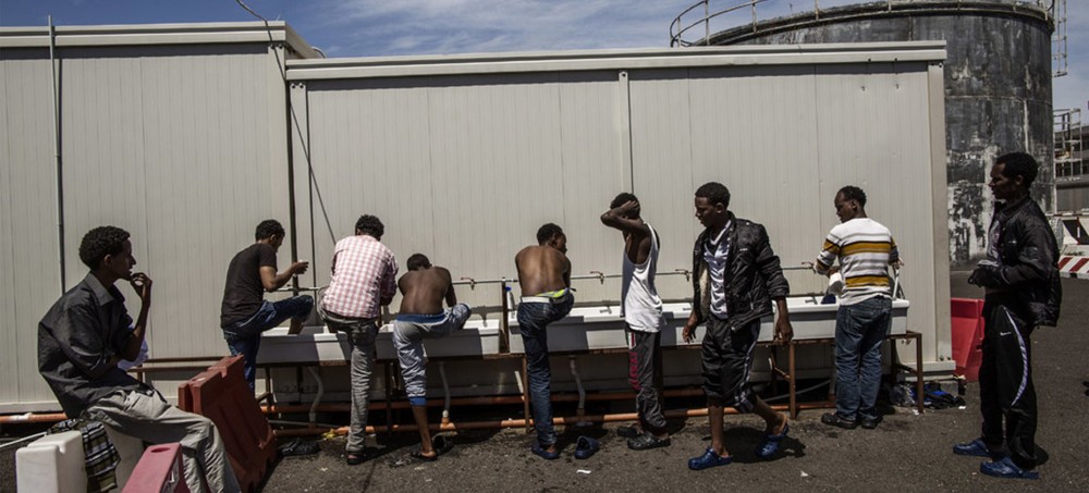 在意大利西西里一個接待中心的索馬里和厄立特里亞難民。他們在從利比亞乘船前往歐洲途中被西班牙海岸警衛隊救起。（圖源：聯合國難民署）