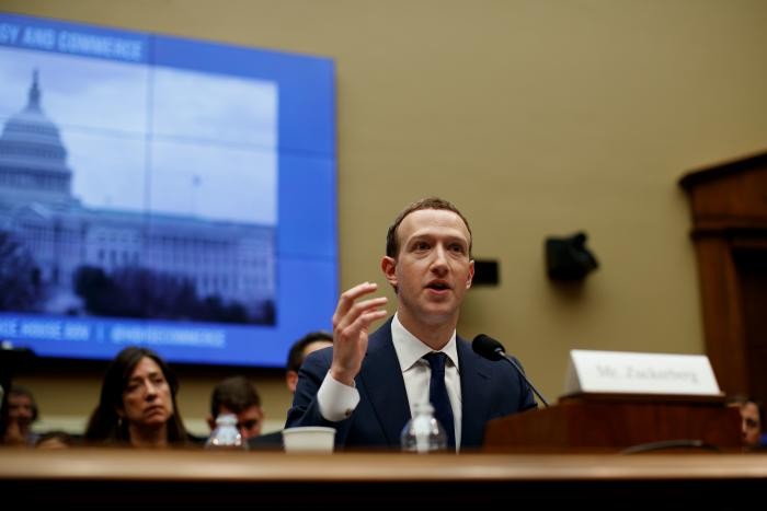 4月11日，在美國華盛頓，美社交媒體平台臉書公司首席執行官馬克·扎克伯格出席眾議院聽證會。（圖源：新華網）