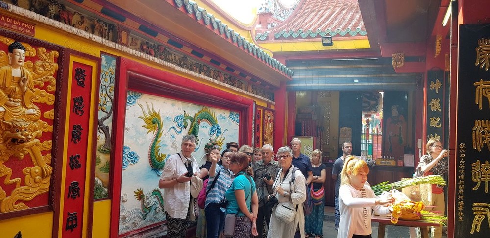 國際遊客在本市參觀溫陵會館(觀音廟)。