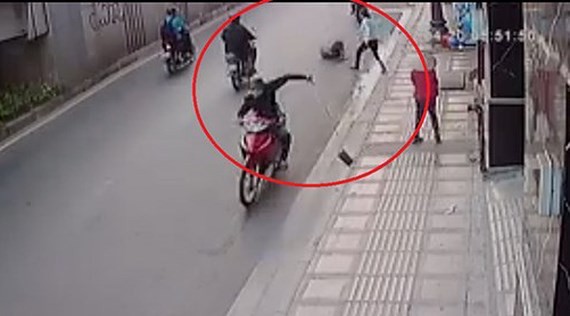 歹徒搶走1名婦女的手袋。（圖源：監控視頻截圖）