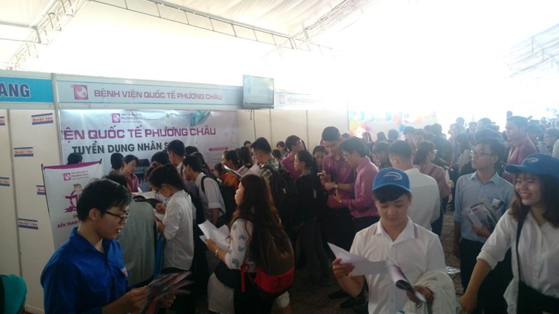 芹苴醫藥大學舉辦的2018年第二次就業盛會吸引了2300多名應屆醫科大學生。