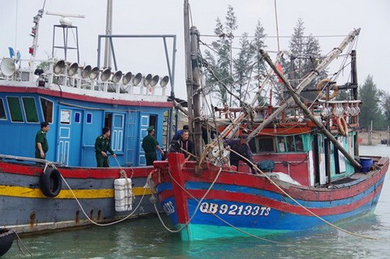 遇險的QB92133TS漁船和6名漁民已安全靠岸。（圖源：黎石）