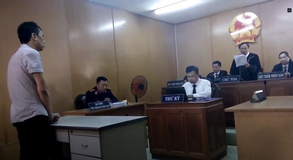 涉間諜案出庭受審的被告人阮黃揚（左一）。（圖源：視頻截圖）