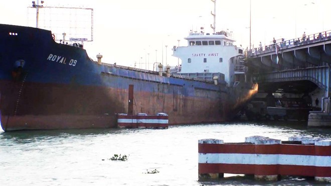 “Royal 09”海防貨輪尾部撞擊並卡在同奈橋身下的現場。（圖源：玉安）