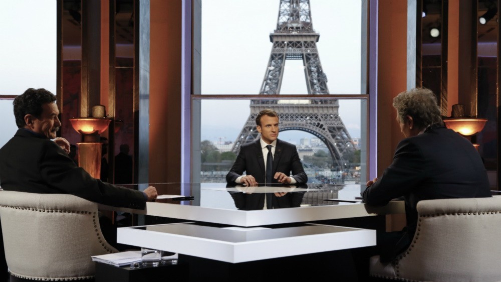 法國總統馬克龍接受兩位著名記者的採訪。（圖源：AFP）