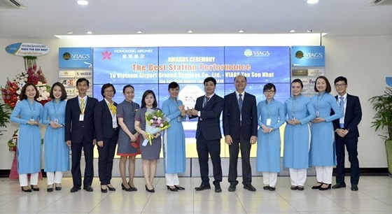 越南機場地面服務公司(VIAGS)代表領取獎項。