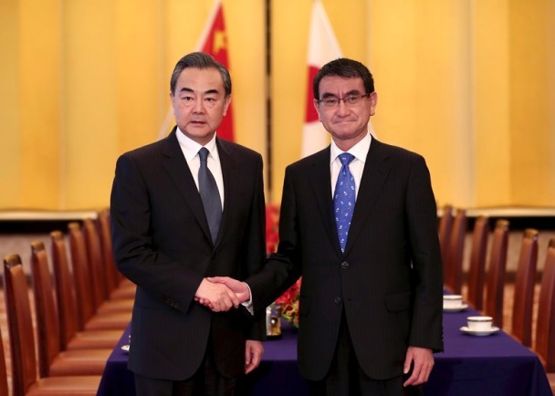 中國外交部長王毅（左）與日本外相河野太郎（右）會面。（圖源：AP）