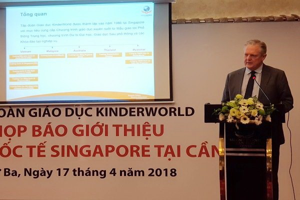 新加坡KinderWorld教育集團教育經理Peter Baker在新聞發佈會上發表演講。（圖源：中正）