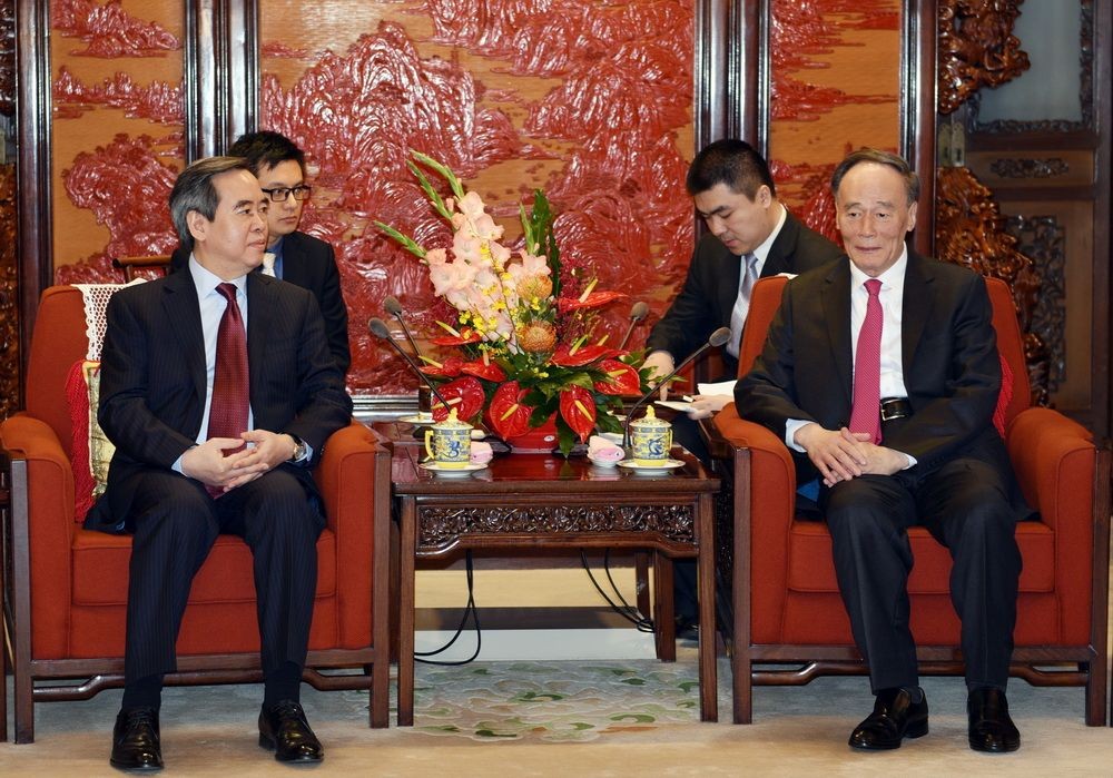 中華人民共和國國家副主席王岐山(右)17日上午在北京中南海親切接見越南中央經濟部長阮文平。(圖源：越通社)