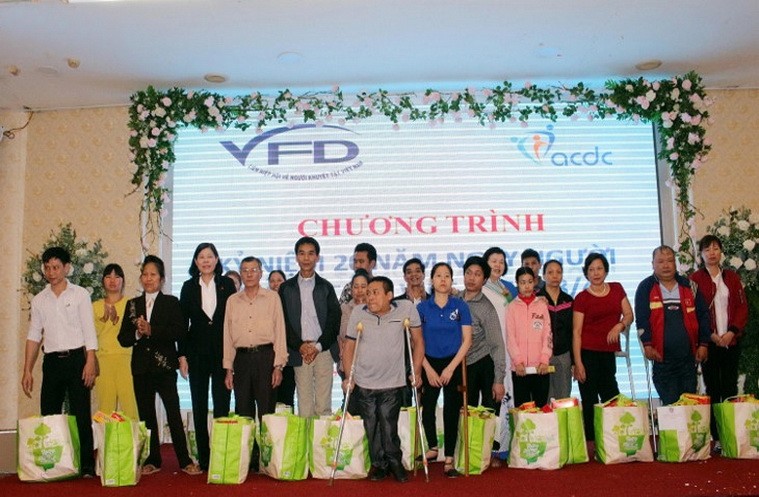 越南各殘疾人士組織聯合會代表向殘疾人士頒發禮物。（圖源：VOV）