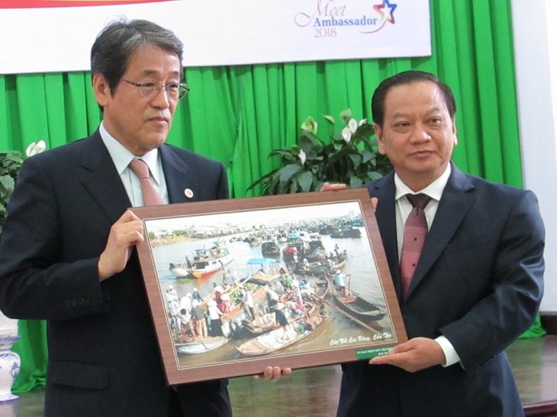 芹苴市委書記陳國忠(右)向日本大使梅田邦夫贈送紀念品。（圖源：忍南）