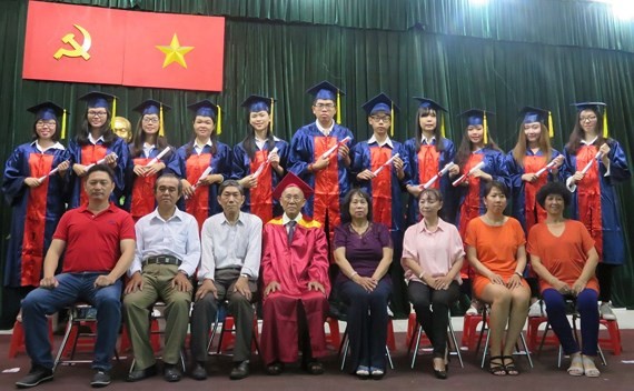 啟秀華文中心第二十六屆高中畢業典禮師生合照。
