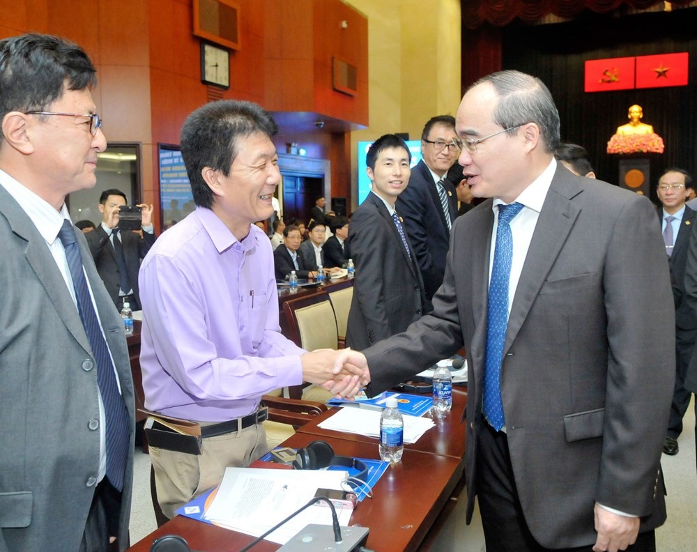 市委書記阮善仁(右一)同外國直接投資企業代表親切握手，熱情問候。（圖源：高昇）