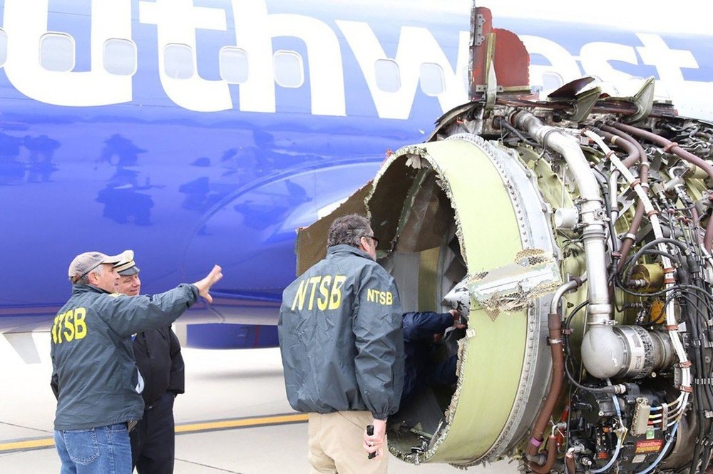 西南航空發 5000 美元支票補償乘客。圖為聯邦當局在調查西南航空1380號班機發動機爆炸原因。（圖源：AFP）