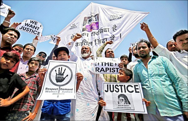 令人髮指的強暴案頻傳，印度婦女與有女眷的家庭人人自危。忍無可忍的查謨與喀什米爾邦卡圖阿（Kathua）民眾，22日手持有「吊死強姦犯」、「我們要正義」等字樣的標語，抗議此前在該國北方邦與古吉拉特邦發生的兩起性侵殺人案。 （圖源：路透社）