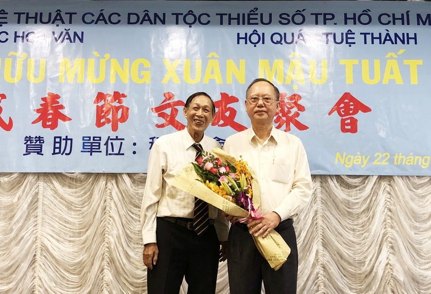 黃璇璣會長（左）獻花向贊助單位穗城會館致謝。