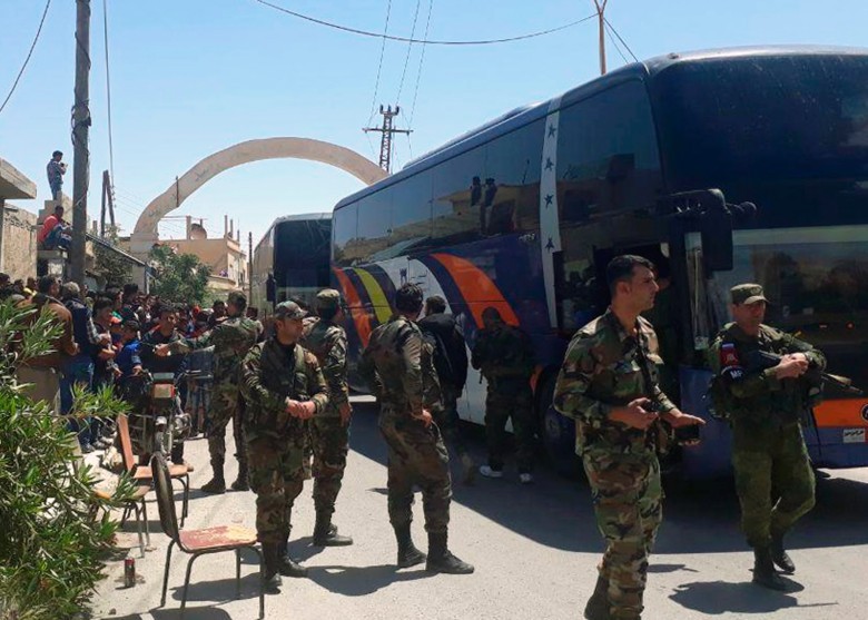 敘政府軍疏散大馬士革市郊的反抗軍及其家屬。（圖源：AP）