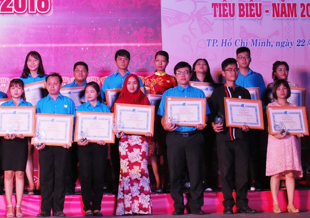 組委會表彰優秀民族青年。