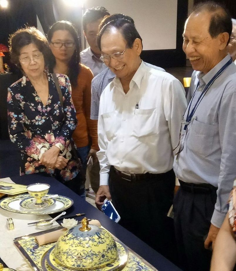李玉明總經理（右）向來訪團介紹產品。