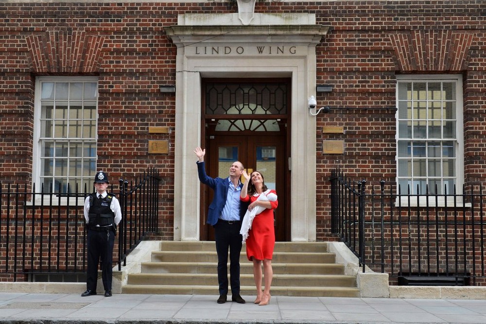 23日，倫敦，凱特王妃和丈夫威廉王子帶著新生兒從聖瑪麗醫院離開。（圖源：AP）