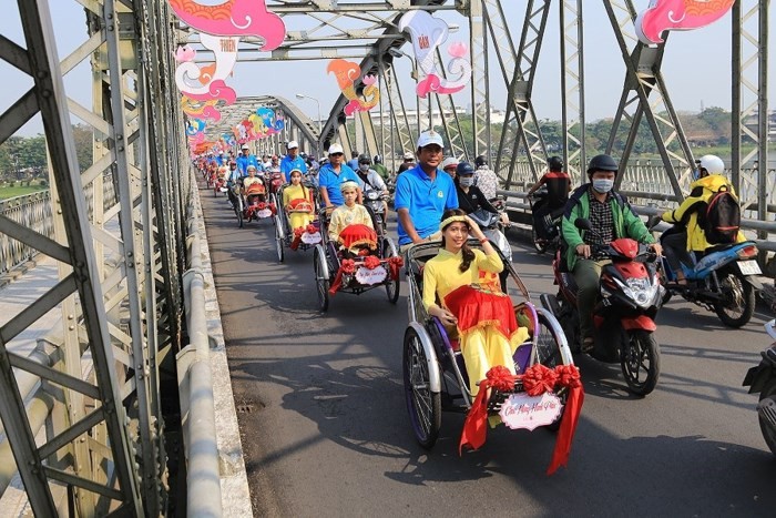 他們同坐上了三輪車並在順化市中心的街道遊覽。