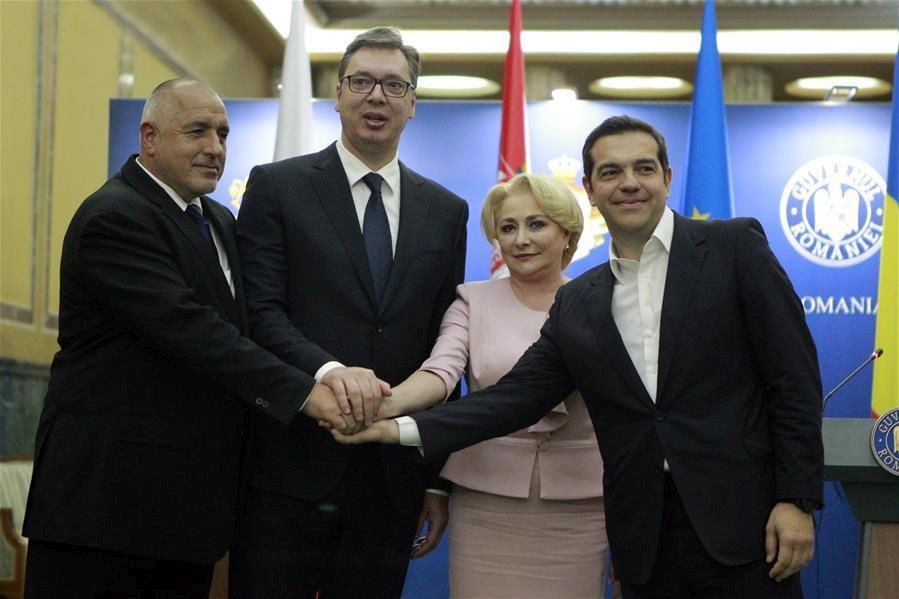 4月24日，在羅馬尼亞布加勒斯特，保加利亞總理鮑里索夫、塞爾維亞總統武契奇、羅馬尼亞總理登奇勒和希臘總理齊普拉斯（從左至右）在記者會上合影。（圖源：新華網）