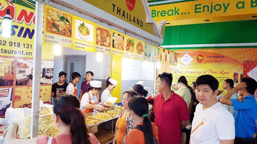 泰國美食攤吸引許多消費者光顧。