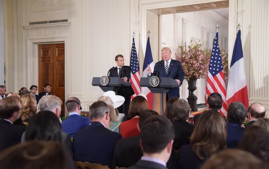 4月24日，在美國華盛頓白宮，美國總統特朗普（右）與到訪的法國總統馬克龍出席聯合記者會。（圖源：新華網）