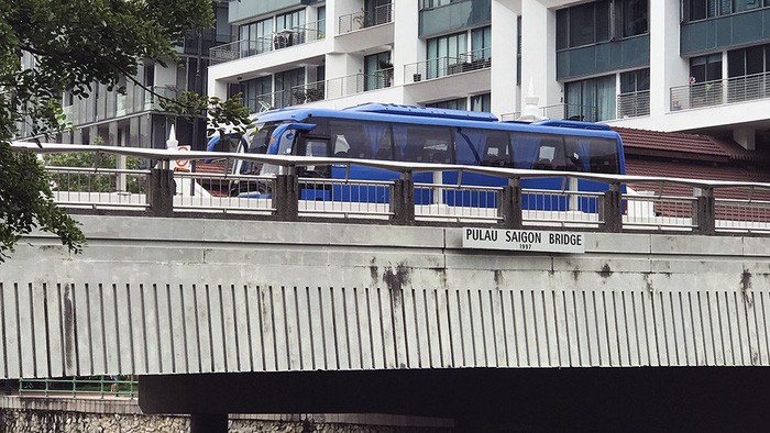 於1997年架設、跨越新加坡河分支的橋上掛著“浮羅西貢島”牌子。
