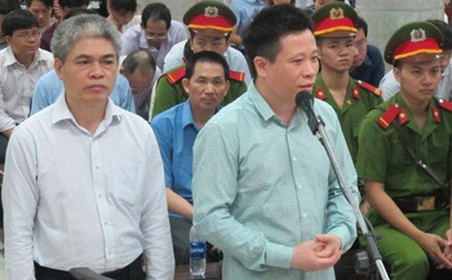 出庭受審的2名被告人何文琛(左二)和阮春山。