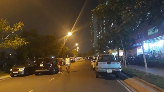 Sunview Town公寓的小區交通道被佔用作停車場，汽車排成三 列，給交通往來造成阻礙。