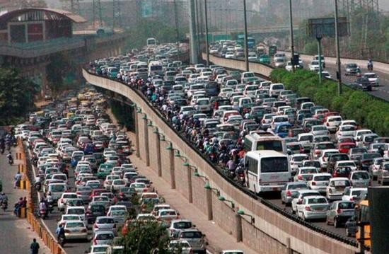 印度首都新德里和衛星城古爾岡之間的高速公路堵車景象。（圖源：互聯網）