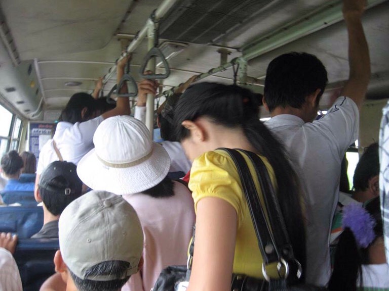 在巴士上的擁擠空間最容易被性騷擾。