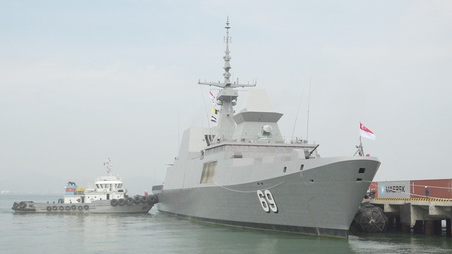 新加坡海軍隱形護衛艦剛毅號抵達峴港市仙沙港。（圖源：吳光）
