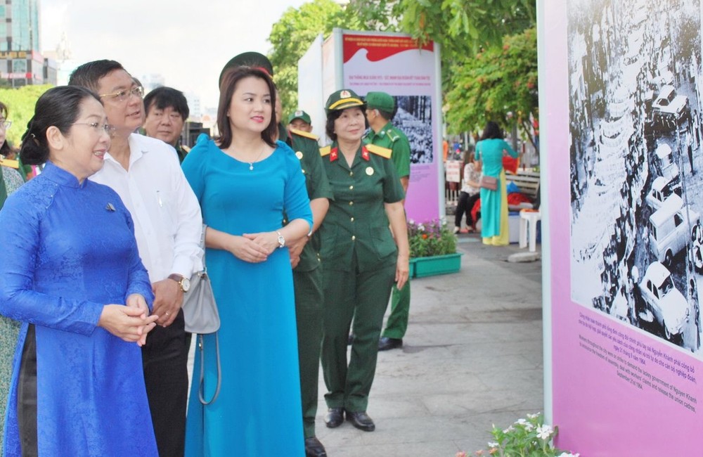 市委副書記武氏蓉(左一)出席“四‧三〇”南方解放圖片展。