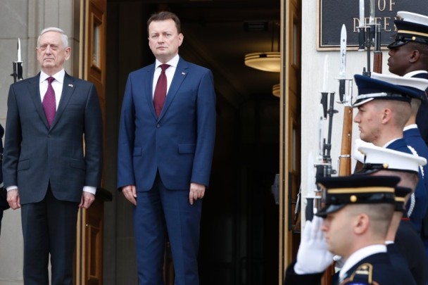 美國國防部長馬蒂斯(左一)與波蘭國防部長布萊查克。（圖源：AP）