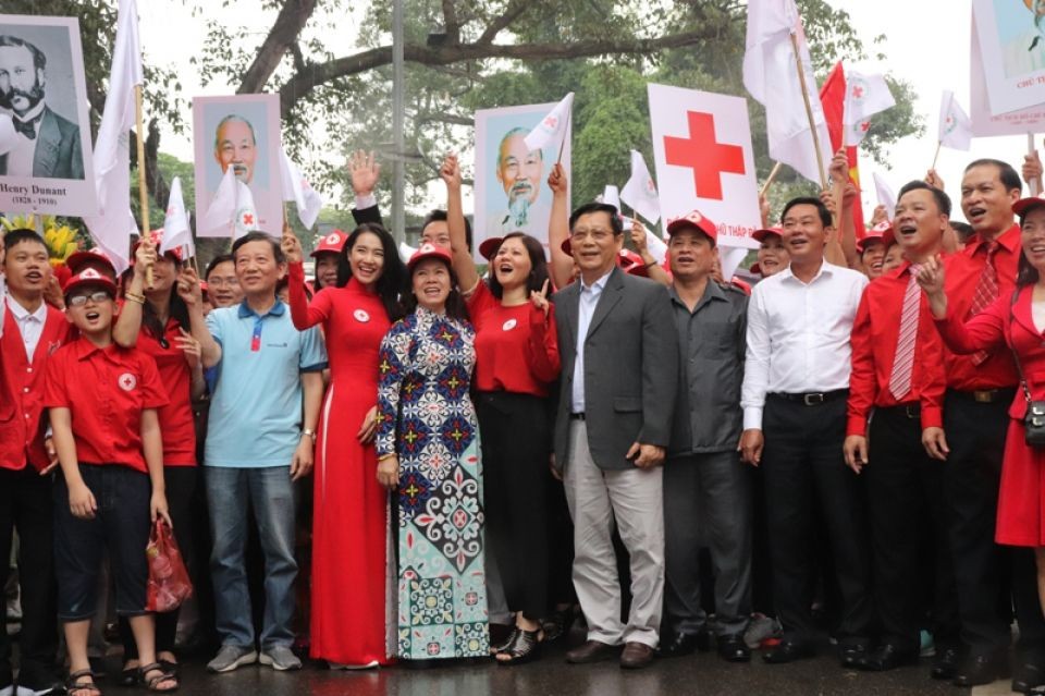越南紅十字會中央與河內市紅十字會領導一同高呼口號響應“人道主義月”。（圖源：越南紅十字會中央）