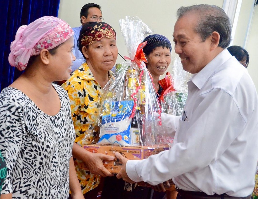 國家常務副總理張和平向110名環境貧困的占族同胞贈送禮物。