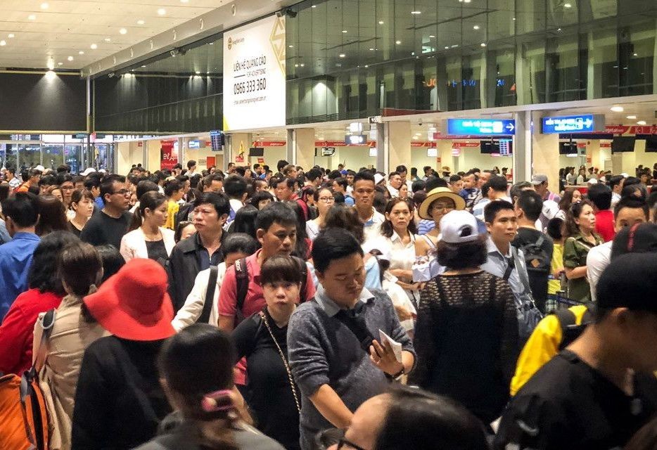 新山一機場大廳擠滿了乘客。（圖源：Zing）