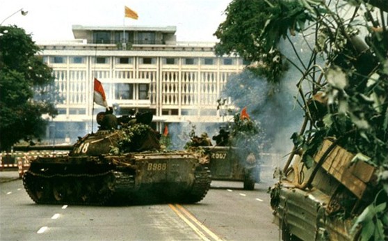 1975年4月30日上午解放軍坦克駛進獨立宮，宣告從此南方解放，祖國統一。（圖源：互聯網）