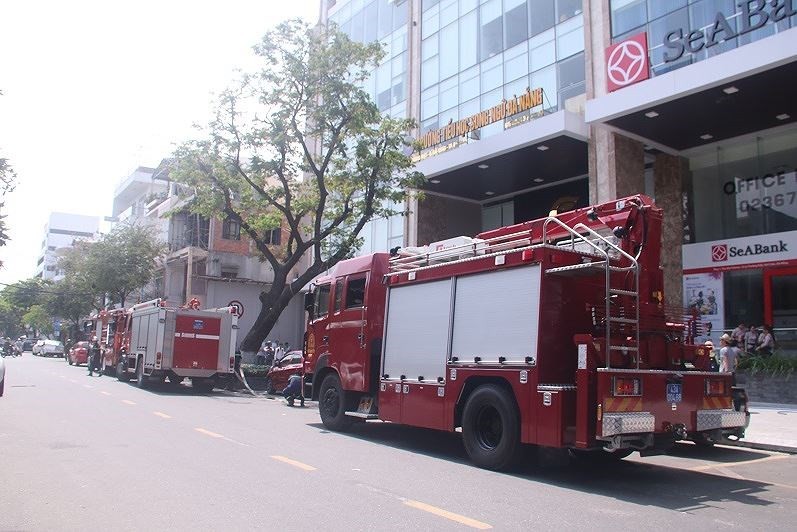 消防力量趕抵現場控制火勢。