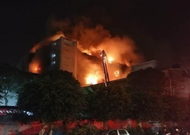 整幢工廠陷入火海。（圖源：中時電子報）