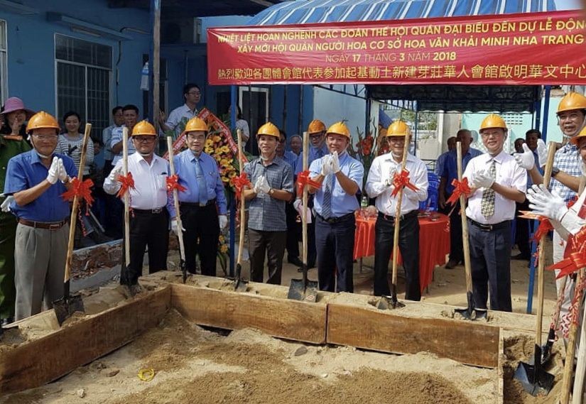 本市各華人會館代表參加該校重建動土典禮。