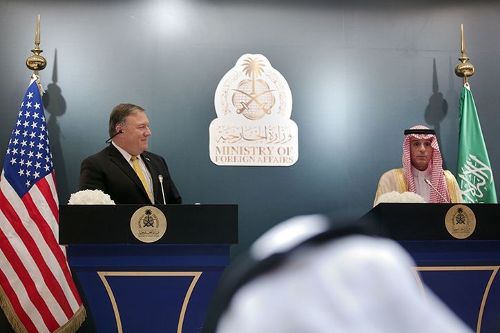 4月29日，沙特阿拉伯外交大臣朱拜爾（右）和美國新任國務卿蓬佩奧在利雅得出席記者會。（圖源：AP）