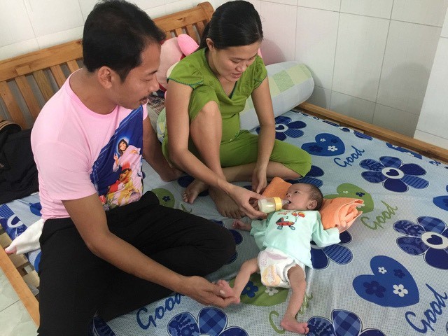 小達的父母在平陽省苡安市一位熟人的租房裏暫住，方便孩子治療。