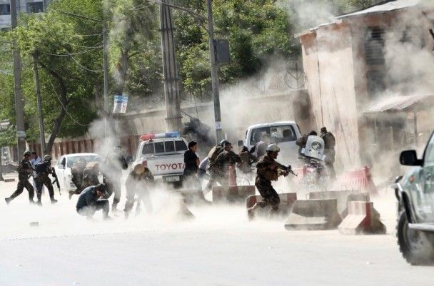 喀布爾中心發生連環爆炸襲擊。（圖源：AP）