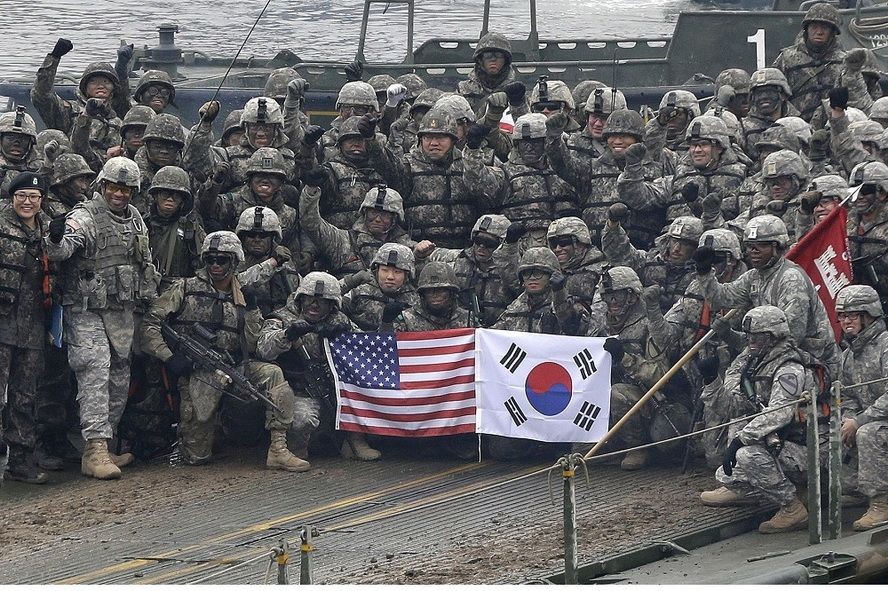 韓青瓦台稱與朝簽和平協定後美軍仍需駐韓。圖為韓美軍演合照。（示意圖源：路透社）