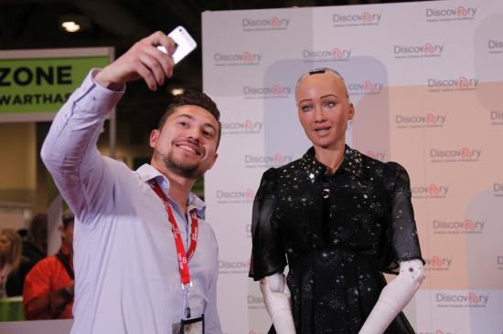 史上首位獲得人類公民身份的人形機器人“索菲亞”日前在加拿大多倫多舉行的“Discovery”創新成就展上亮相。（圖源：互聯網）