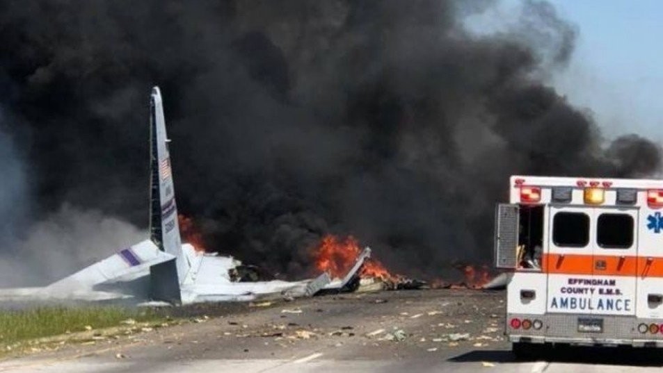 墜機現場濃煙滾滾，機身碎片散落在方圓200米的範圍內，機身成一團火球。（圖源：互聯網）